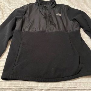 Woman’s  The North FaCe Pullover